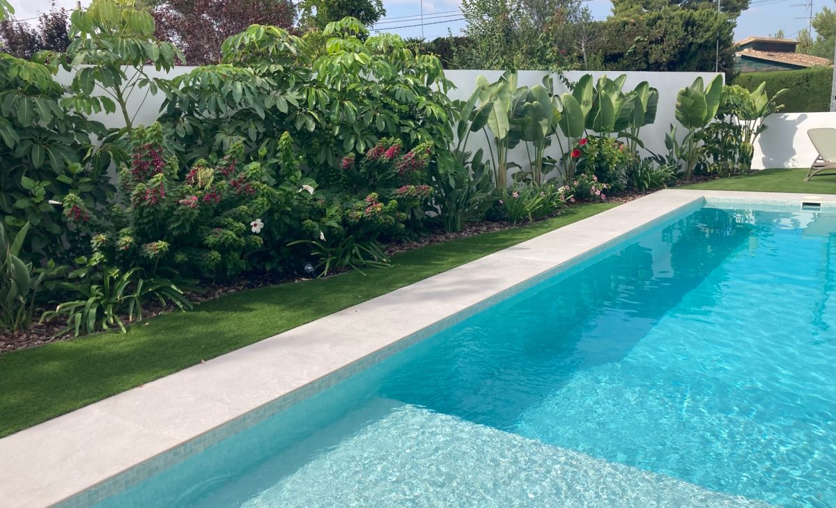 jardín tropical piscina